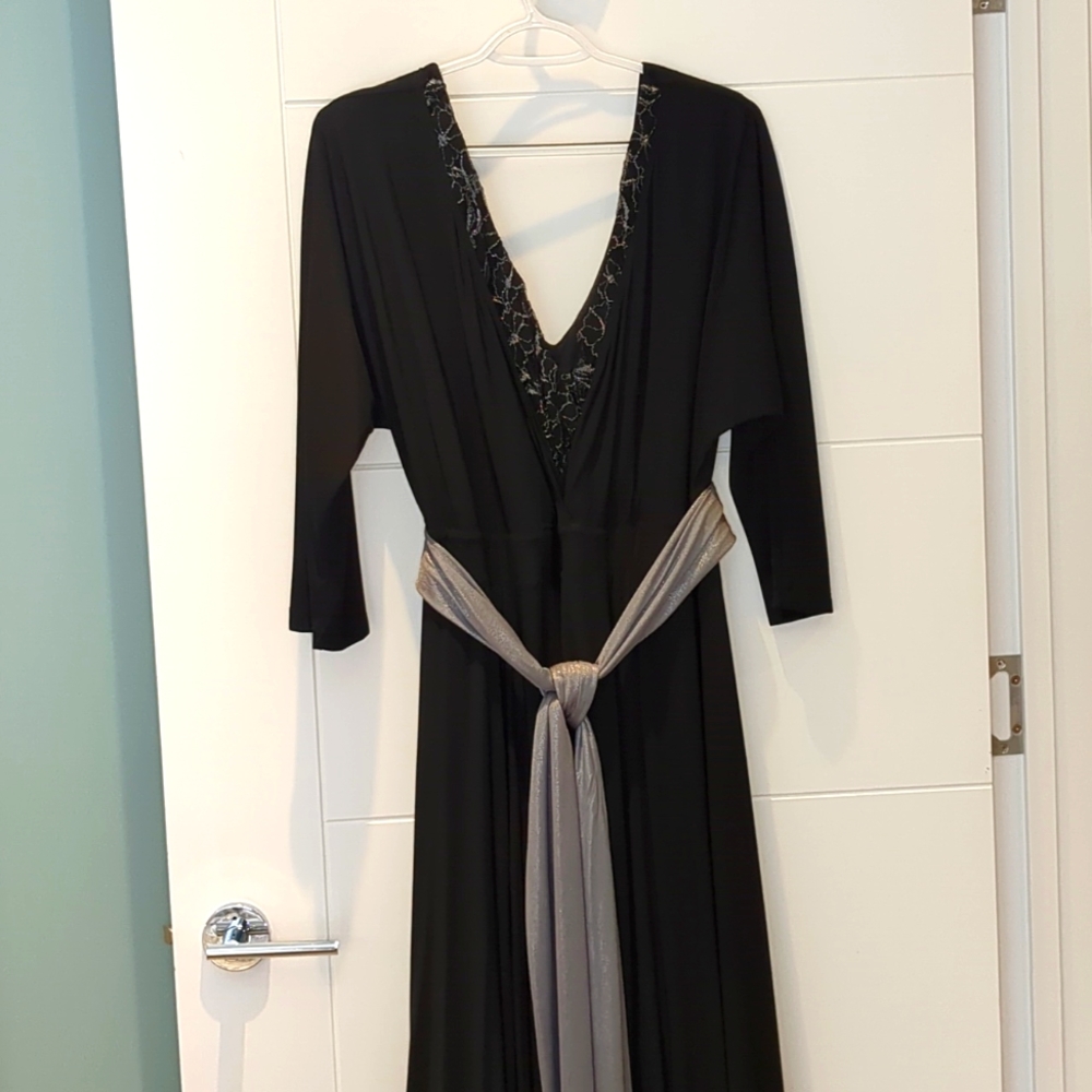 14/16 (18/20) Igigi Floor Length Formal Gown Black & Silver